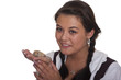 Frau in Tracht, mit Gerbil auf der Hand
