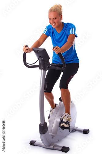 Photo: Frau fährt mit dem Heimtrainer Frau fährt mit dem Heimtrainer