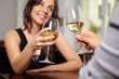 Anstoßen mit Wein im Restaurant