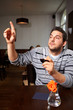 Mann im Restaurant ruft Kellner Mann im Restaurant ruft Kellner