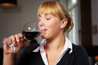 Frau verkostet Rotwein Frau verkostet Rotwein