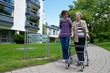 Seniorin vor Pflegeheim