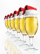 Bierglasreihe mit Weihnachtsmützen