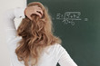 Foto: schülerin grübelt über mathe schülerin grübelt über mathe
