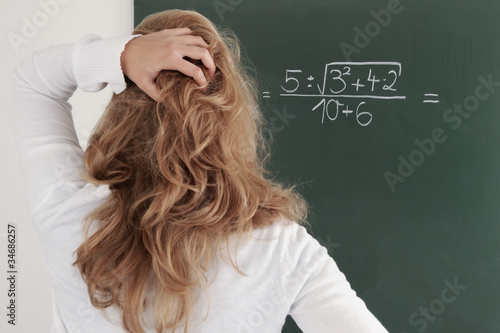 Photo: schülerin grübelt über mathe schülerin grübelt über mathe