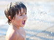 bambino gioca con l'acqua