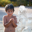 bambino beve acqua con le mani