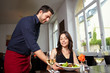 Freundlicher Kellner bringt Salat Freundlicher Kellner bringt Salat