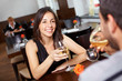 Paar flirtet im Restaurant Paar flirtet im Restaurant