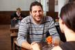 Mann im Restaurant hält Hände einer Frau Mann im Restaurant hält Hände einer Frau
