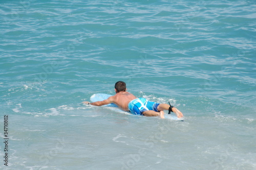 Photo: surfer en préparation surfer en préparation