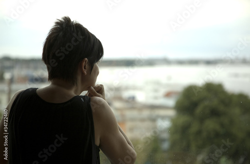 Photo: scheidung einsamkeit trauer schmerz tristess frau am fenster scheidung einsamkeit trauer schmerz tristess frau am fenster