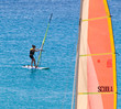 Photo: Giovane ragazza a scuola di windsurf Giovane ragazza a scuola di windsurf