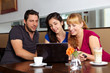 Arbeit am Netbook im Café