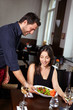 Frau im Restaurant bestellt Salat Frau im Restaurant bestellt Salat