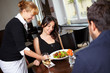 Kellnerin bedient im Restaurant Kellnerin bedient im Restaurant