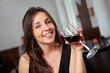 Lächelnde Frau mit Wein im Restaurant Lächelnde Frau mit Wein im Restaurant
