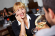 Lachende Frau im Restaurant Lachende Frau im Restaurant