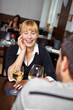Mann und Frau reden im Restaurant Mann und Frau reden im Restaurant