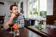 Mann wartet im Restaurant Mann wartet im Restaurant