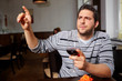 Mann im Restaurant reklamiert Wein Mann im Restaurant reklamiert Wein