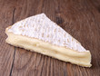 brie sur fond bois