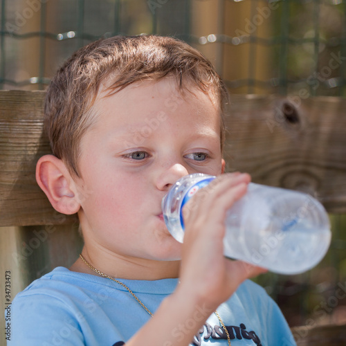 Photo: Enfant buvant de l'eau à la bouteille #2 Enfant buvant de l'eau à la bouteille #2
