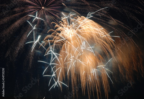 Foto: Huge Golden Fireworks At Night Huge Golden Fireworks At Night