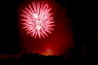 Foto: Single Red Firework Burst With Crowd Single Red Firework Burst With Crowd