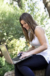 Foto: teenage girl with wireless laptop outdoor teenage girl with wireless laptop outdoor