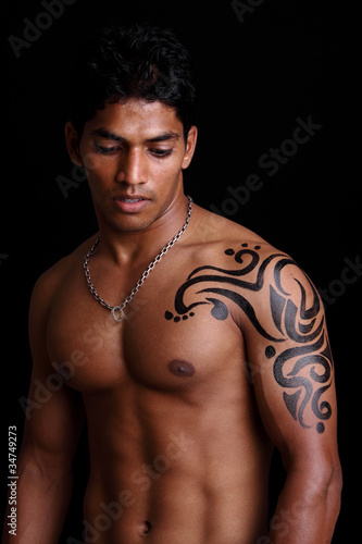 Foto: Indian young body builder posing to the camera Indian young body builder posing to the camera