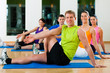 Dehnungsübungen im Fitnessstudio