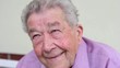 Video: Senior schaut und lacht Senior schaut und lacht