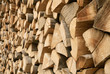 Großer Stapel Brennholz