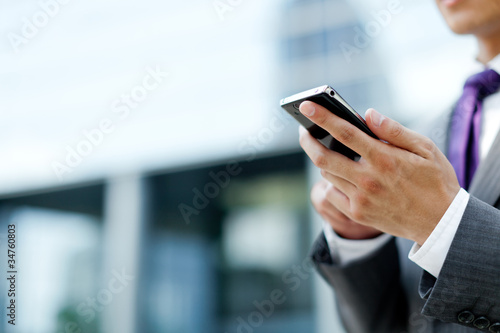 Photo: スマートフォン 男性 メンズ 若い ビジネスマン ビジネスシーン スマートフォン 男性 メンズ 若い ビジネスマン ビジネスシーン