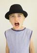 enfant blond qui crie