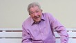 Video: Senior hebt lachend den Daumen Senior hebt lachend den Daumen