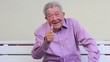 Video: Senior spricht und hebt den Daumen Senior spricht und hebt den Daumen