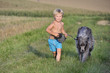 Foto: heranlaufendes Kind mit Hund an der Leine heranlaufendes Kind mit Hund an der Leine