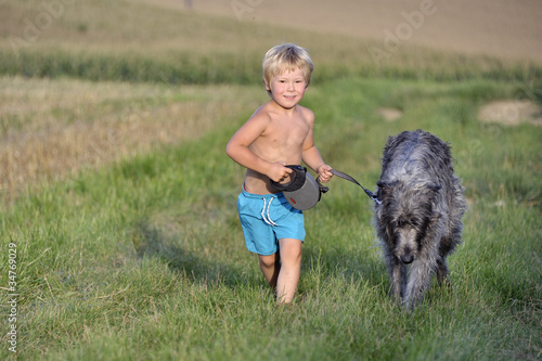 Photo: heranlaufendes Kind mit Hund an der Leine heranlaufendes Kind mit Hund an der Leine