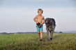 Kind mit Hund, heranlaufend