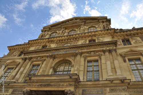 Foto: Louvre building in Paris. Louvre building in Paris.
