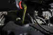 Mantenimiento de coche - agregar aceite lubricante