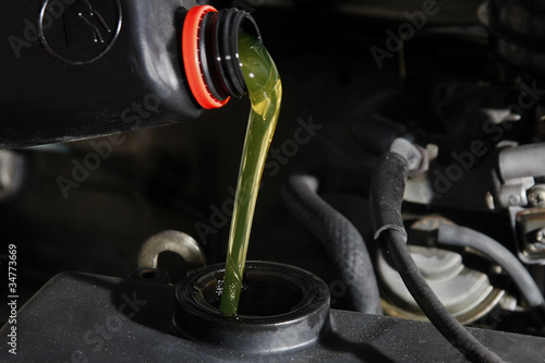 Photo: Mantenimiento de coche - agregar aceite Mantenimiento de coche - agregar aceite