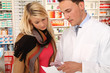 Apotheker und Patientin