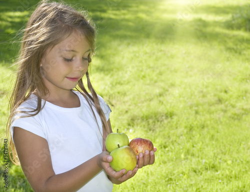 Foto: Girl with apples Girl with apples