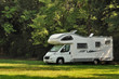 Camper in sosta in campagna