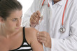 Vaccination sur une jeune femme