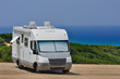 Motorhome in sosta sulla spiaggia
