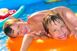 Kinder im Swimmingpool